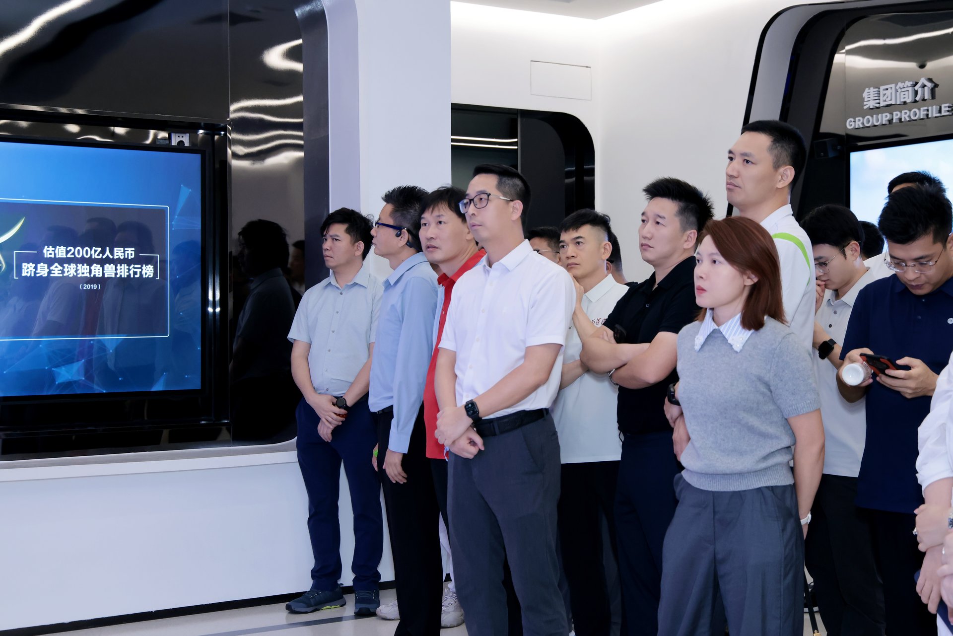 师生驻足观看跨越速运集团介绍