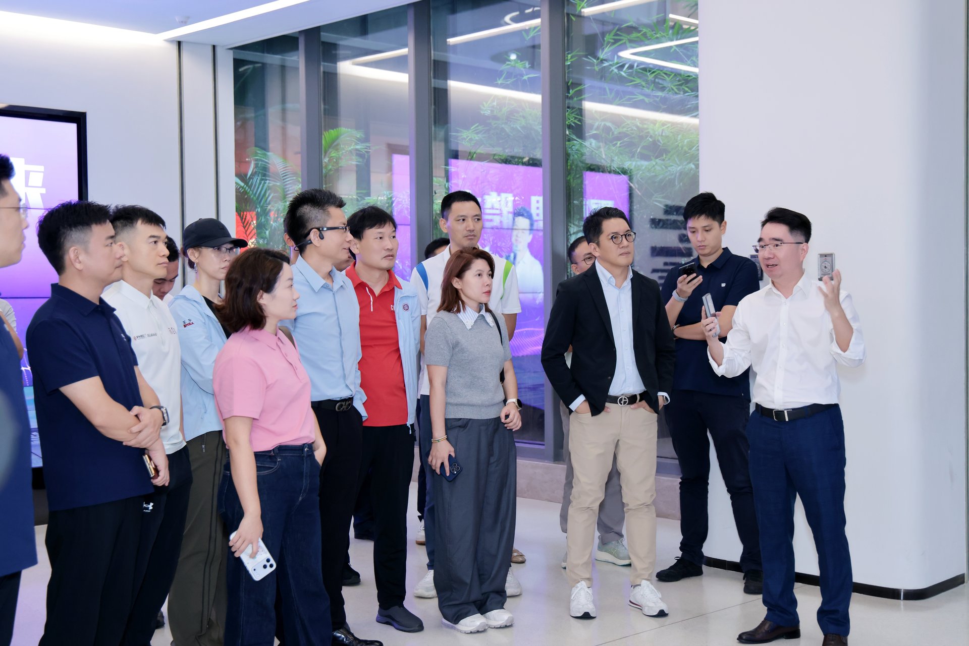 师生参观企业展厅