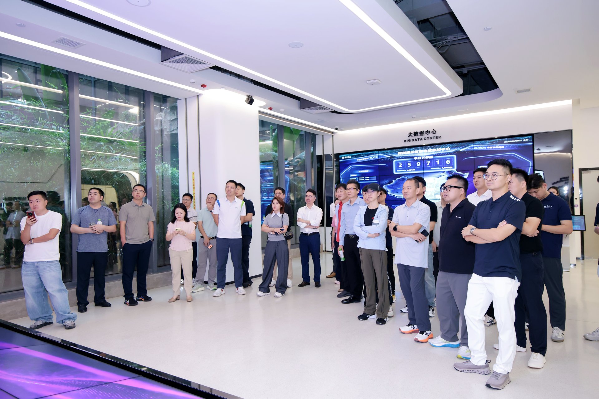 参观跨越速运大数据中心