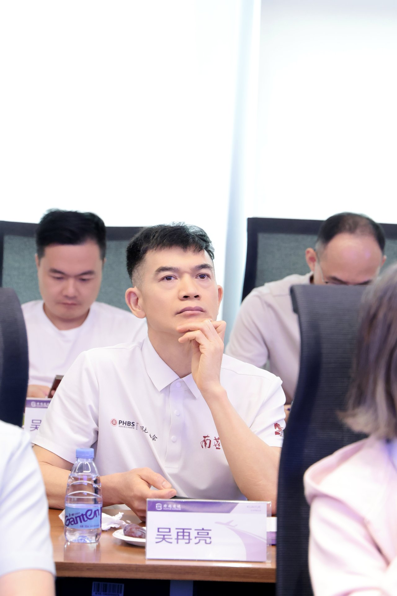 吴再亮同学认真聆听现场交流